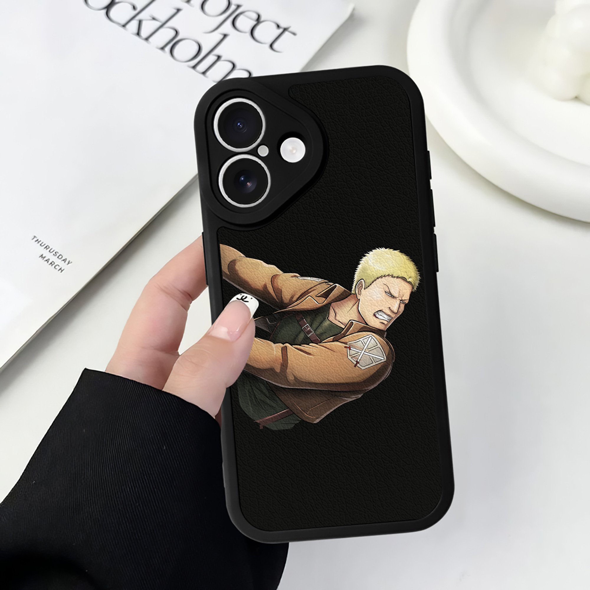 （画像用） 進撃の巨人 ライナー・ブラウン Attack on Titan Reiner Braun 【iPhone 16シリーズ対応】シリコンスマホケース（レザー調） 材質：シリコン